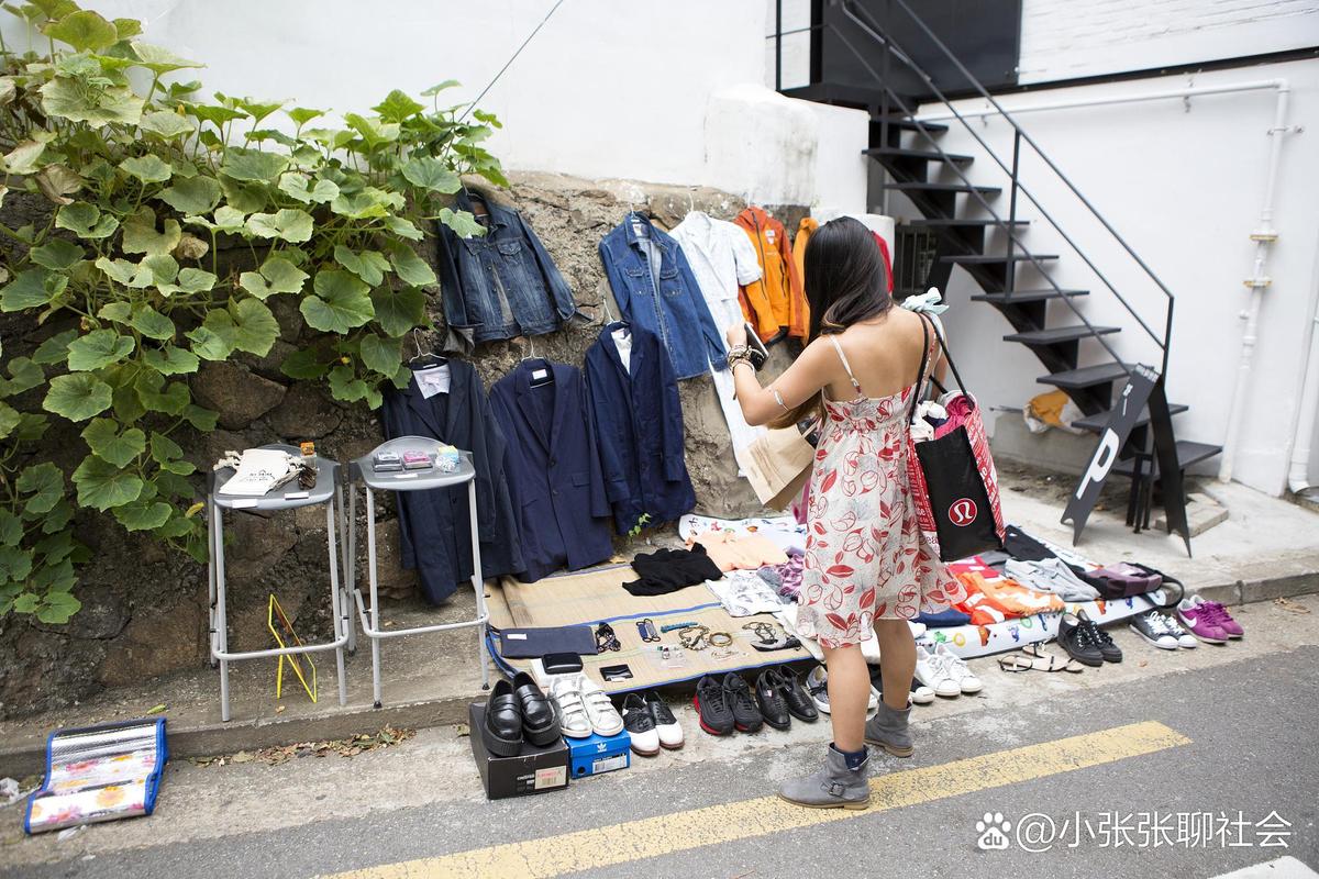 街头卖衣服的技巧 在街头售卖衣服,需要考虑商品选择